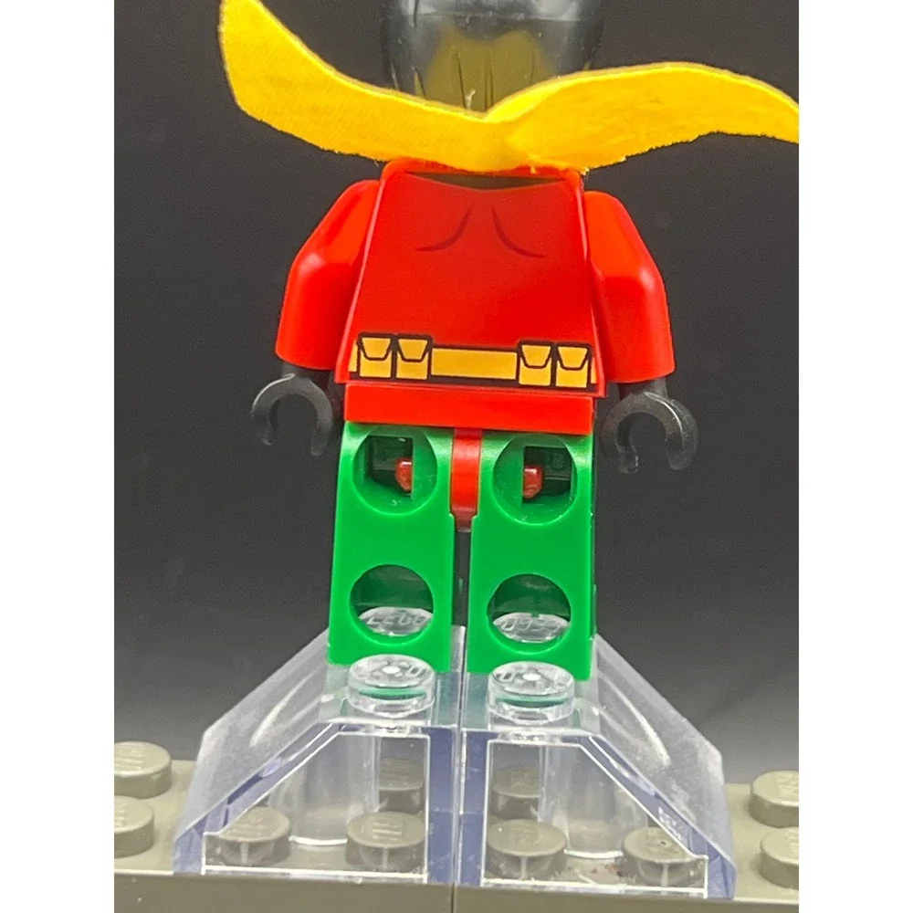 LEGO DC Super Heroes Robin Minifigure sh0112a Red Green Yellow Cape Boy Wonder
